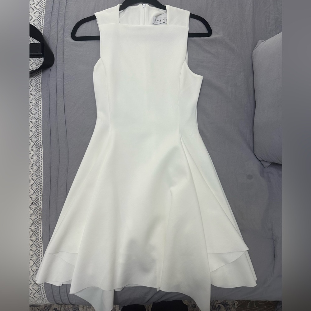 Elegant White Sleeveless Dress
